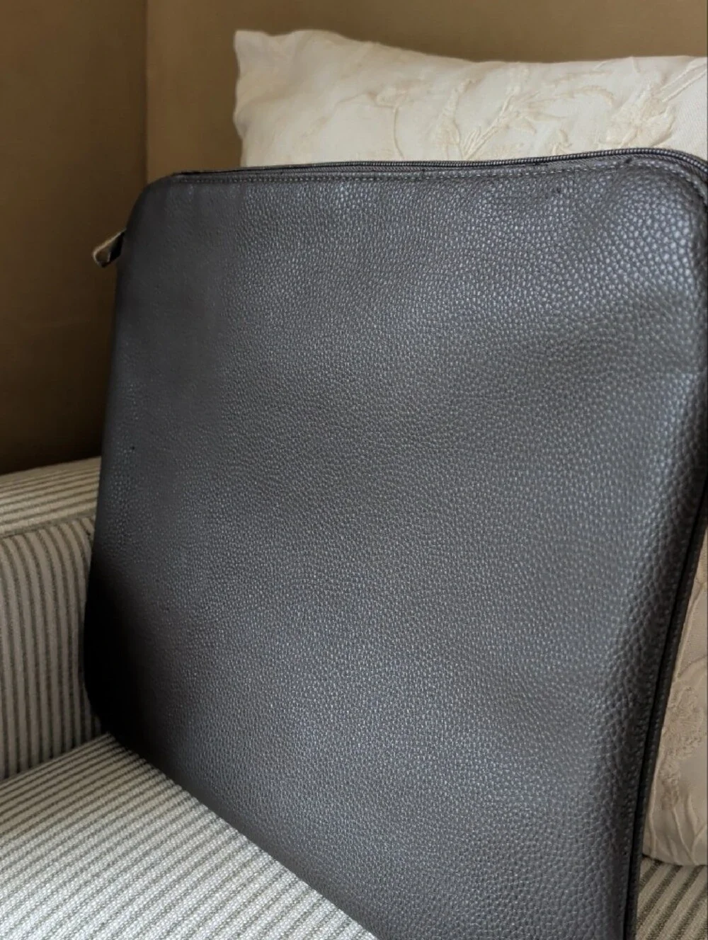Men or Ladies  Dark Gray Leather Zip Folio - Classic Carry Case
